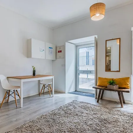 Апартаменти 1bdr Cozy Flat In Heart Of By Lovelystay